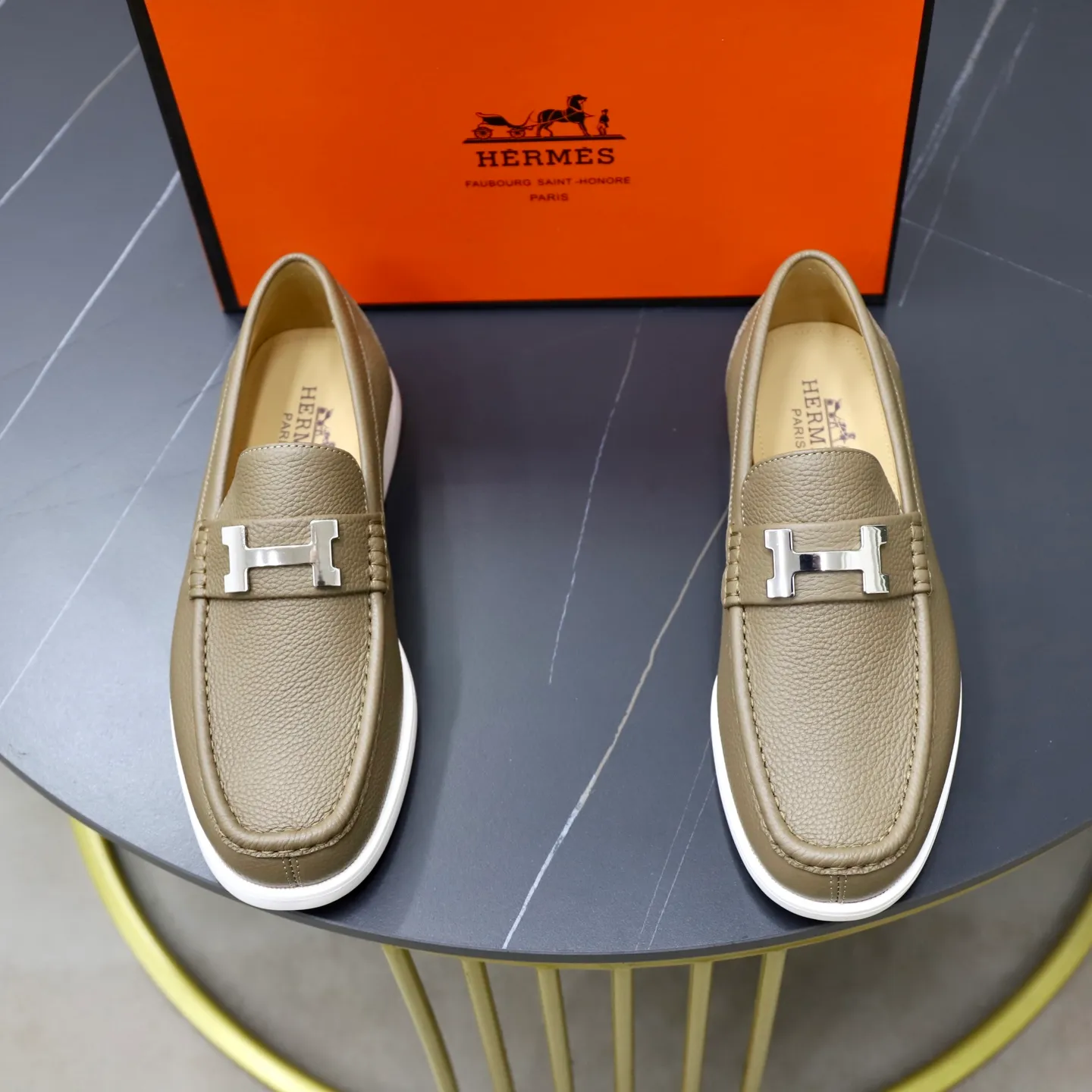 Ex-factory price: 560💰Hermès/Hermès slip-on men's shoes. This shoe is made of imported pebbled cowhide. It has simple and smooth lines and is combined with aerodynamically designed 3CM rubber foam ultra-light soles! Youthful and fashionable, classic H-shaped hardware buckle decoration, calf lining gently wraps the feet, with logo cowhide feet, casual and urban style, highlighting youthful vitality, sports and leisure version, super versatile, code number: 38-39-40-41-42-43-44 standard leather shoe size (45 can be customized but does not support returns)